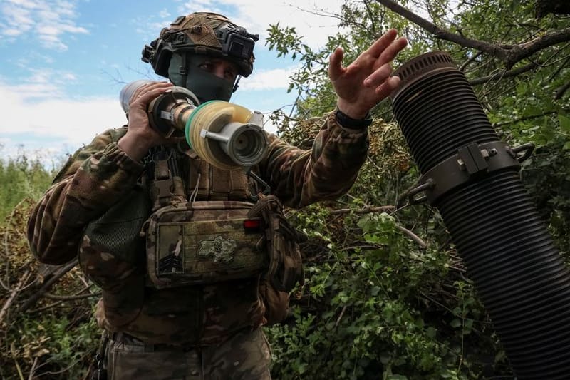 Schwere Kämpfe im Oblast Donezk: Ein ukrainischer Soldat mit einer Mörser-Granate.