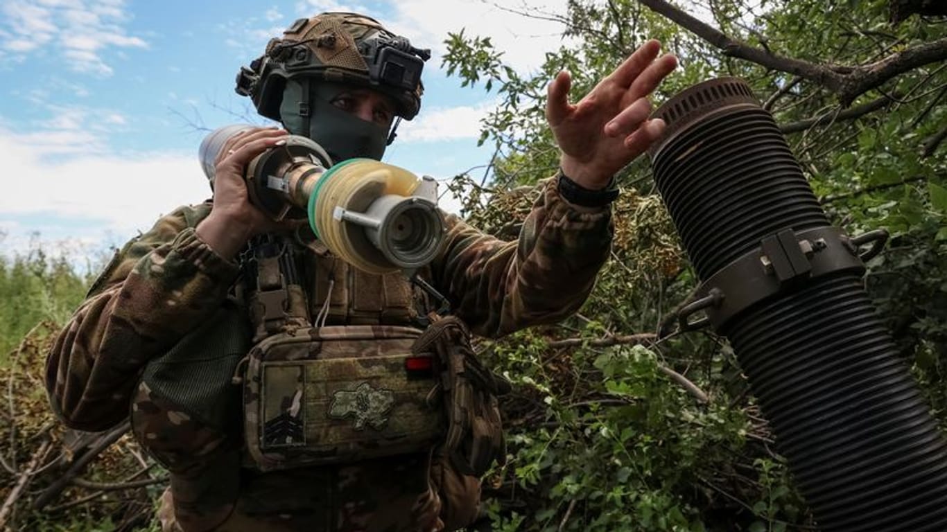 Schwere Kämpfe im Oblast Donezk: Ein ukrainischer Soldat mit einer Mörser-Granate.