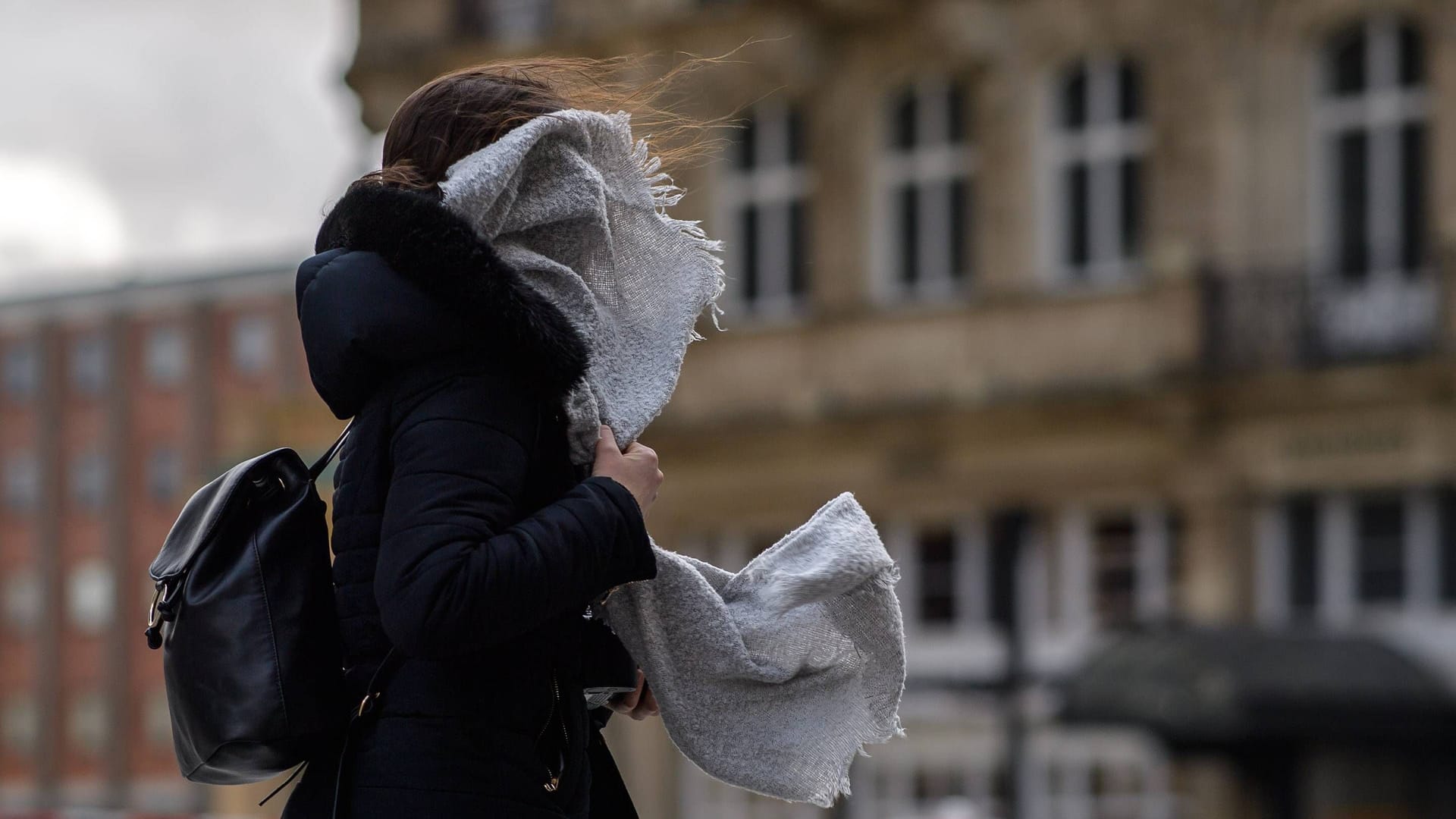 Sturm in Köln (Archivbild): Über den Tag soll es verstärkt zu Gewittern kommen.