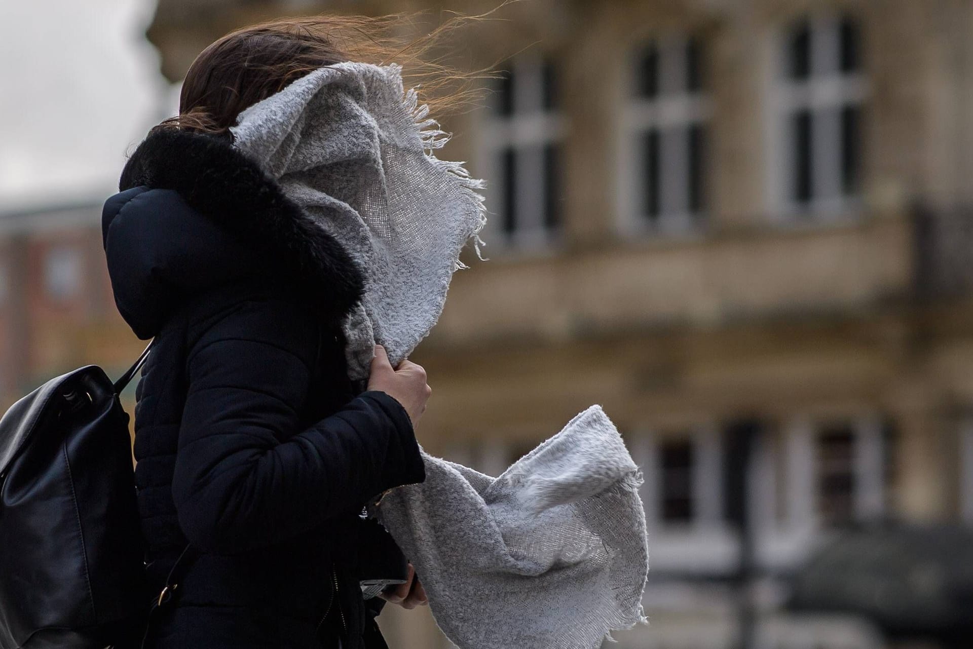 Sturm in Köln (Archivbild): Über den Tag soll es verstärkt zu Gewittern kommen.