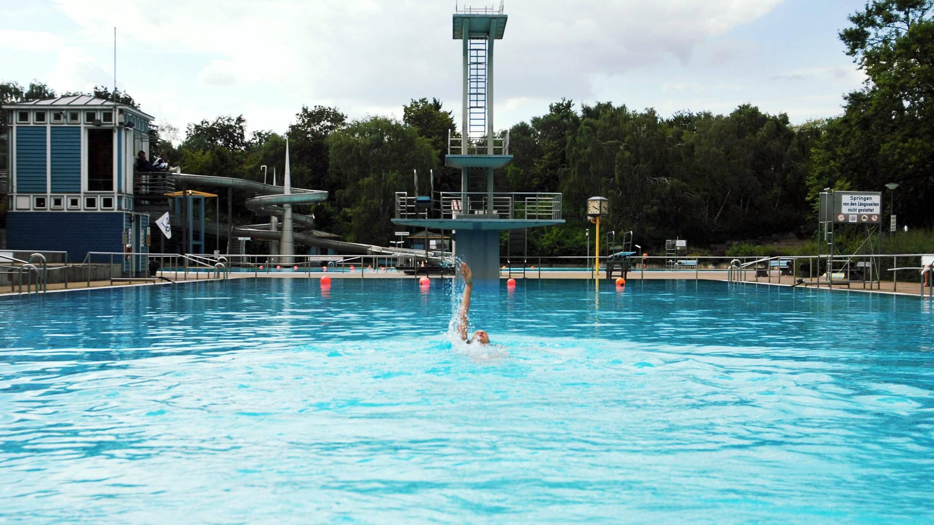 Ein Sprungturm im Freibad (Symbolbild): In Österreich leistete sich ein Bademeister eine seltsame Aktion.