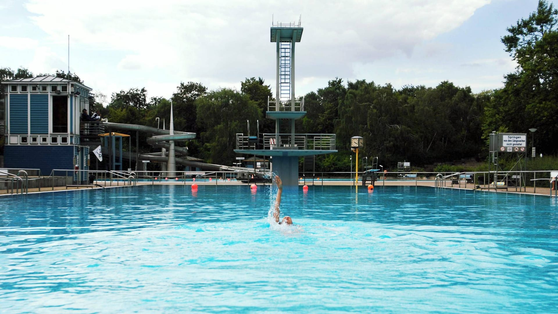 Kaum Besucher im Freibad (Symbolbild): In Bayern hoffen die Betreiber bald wieder auf sommerliche Temperatur.