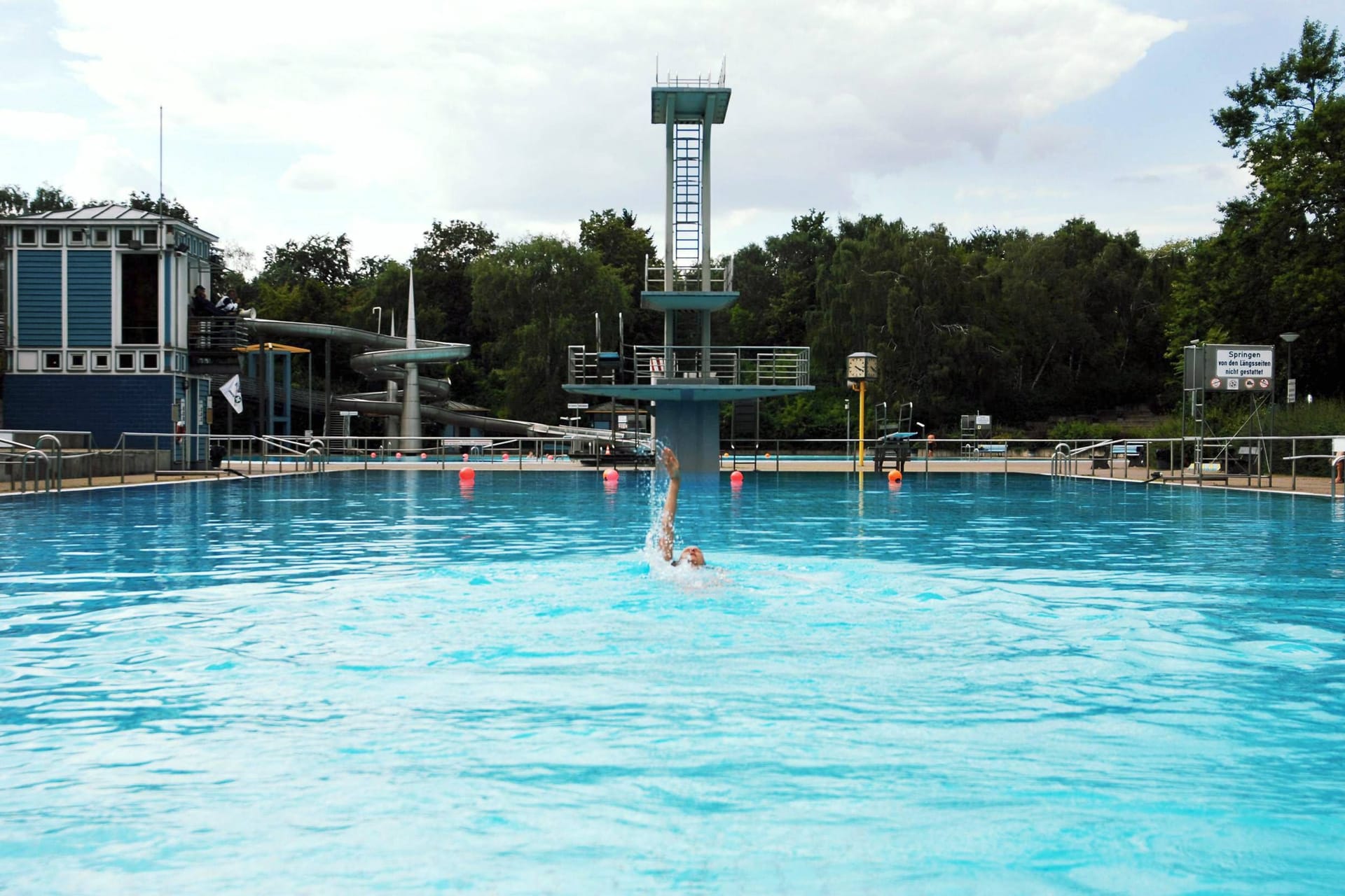 Kaum Besucher im Freibad (Symbolbild): In Bayern hoffen die Betreiber bald wieder auf sommerliche Temperatur.