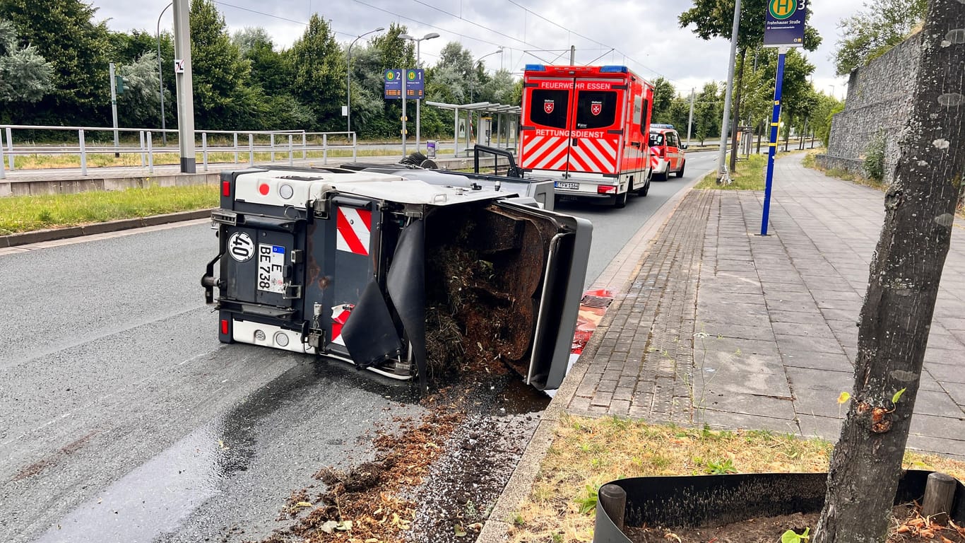 Kehrmaschine in Essen umgekippt - Fahrer mit Verletzungen ins Krankenhaus