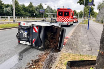 Kehrmaschine in Essen umgekippt - Fahrer mit Verletzungen ins Krankenhaus