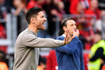 Xabi Alonso (vorne): Er ist seit Oktober 2022 Trainer in Leverkusen.