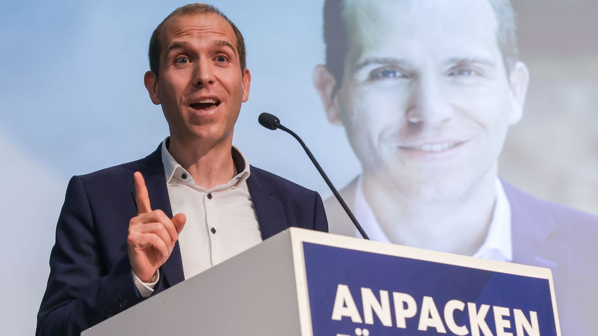 Dennis Thering ist Fraktionsvorsitzender der CDU in der Hamburgischen Bürgerschaft und Landesvorsitzender seiner Partei in Hamburg.