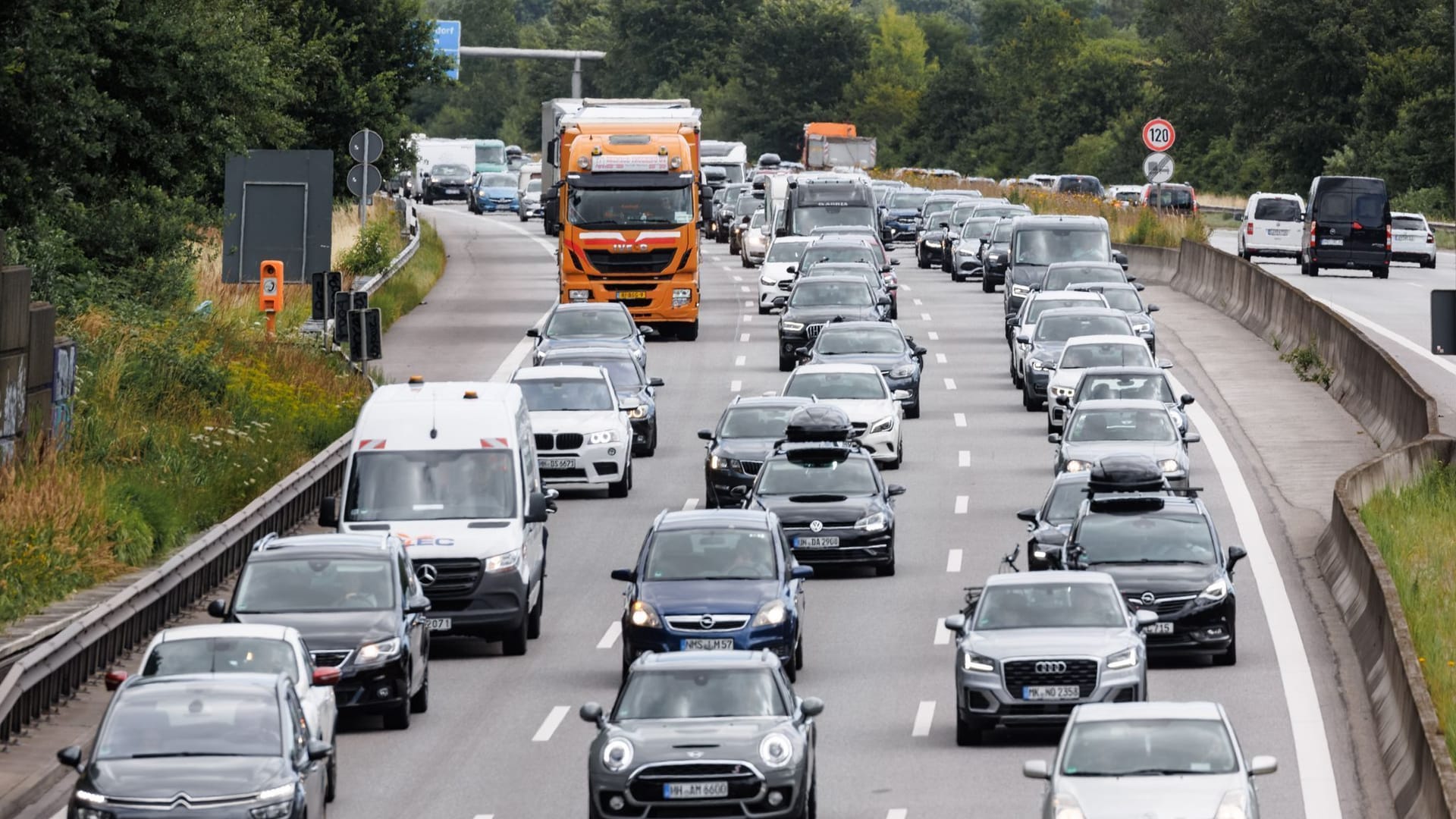 Wie hier auf der A7 bei Hamburg werden heute bundesweit lange Staus erwarten.