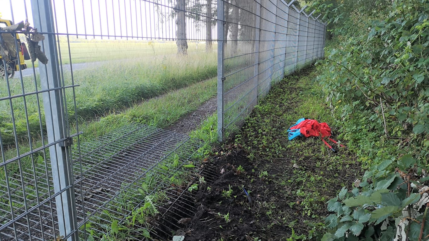 Rollfeld am Flughafen Hamburg: Eine einfache Zange reicht, um den Zaun zu zerstören.