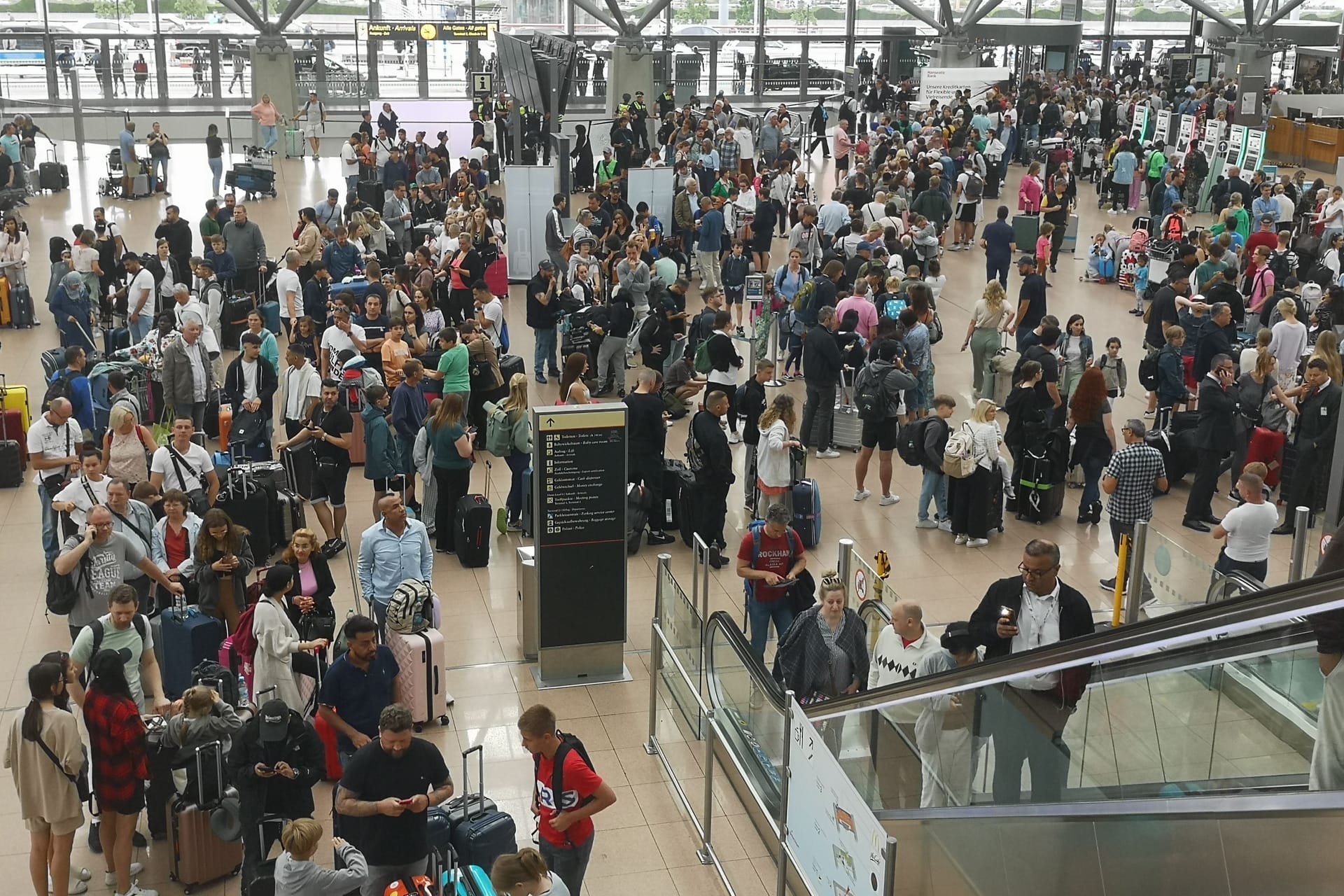 Flughafen Hamburg: Urlauber mussten Schlangestehen, statt in die Sonne zu fliegen