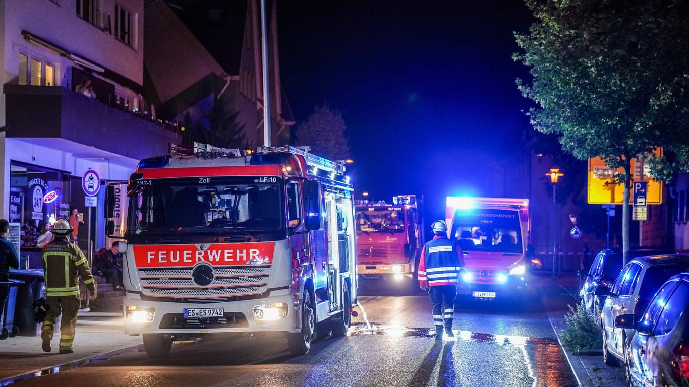 Feuerwehreinsatz in der Hauptstrasse im Esslinger Stadtteil Zell: Die Feuerwehr Esslingen, die mit acht Fahrzeugen vor Ort war, hatte den Brand schnell im Griff.