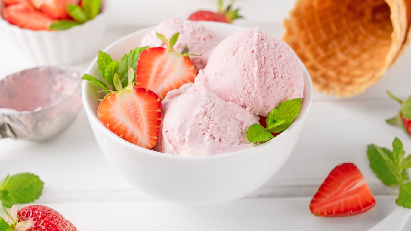 Ihr leckeres Erdbeer-Joghurt-Eis: Mit wenigen Zutaten ganz einfach selbstgemacht.