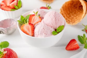 Ihr leckeres Erdbeer-Joghurt-Eis: Mit wenigen Zutaten ganz einfach selbstgemacht.