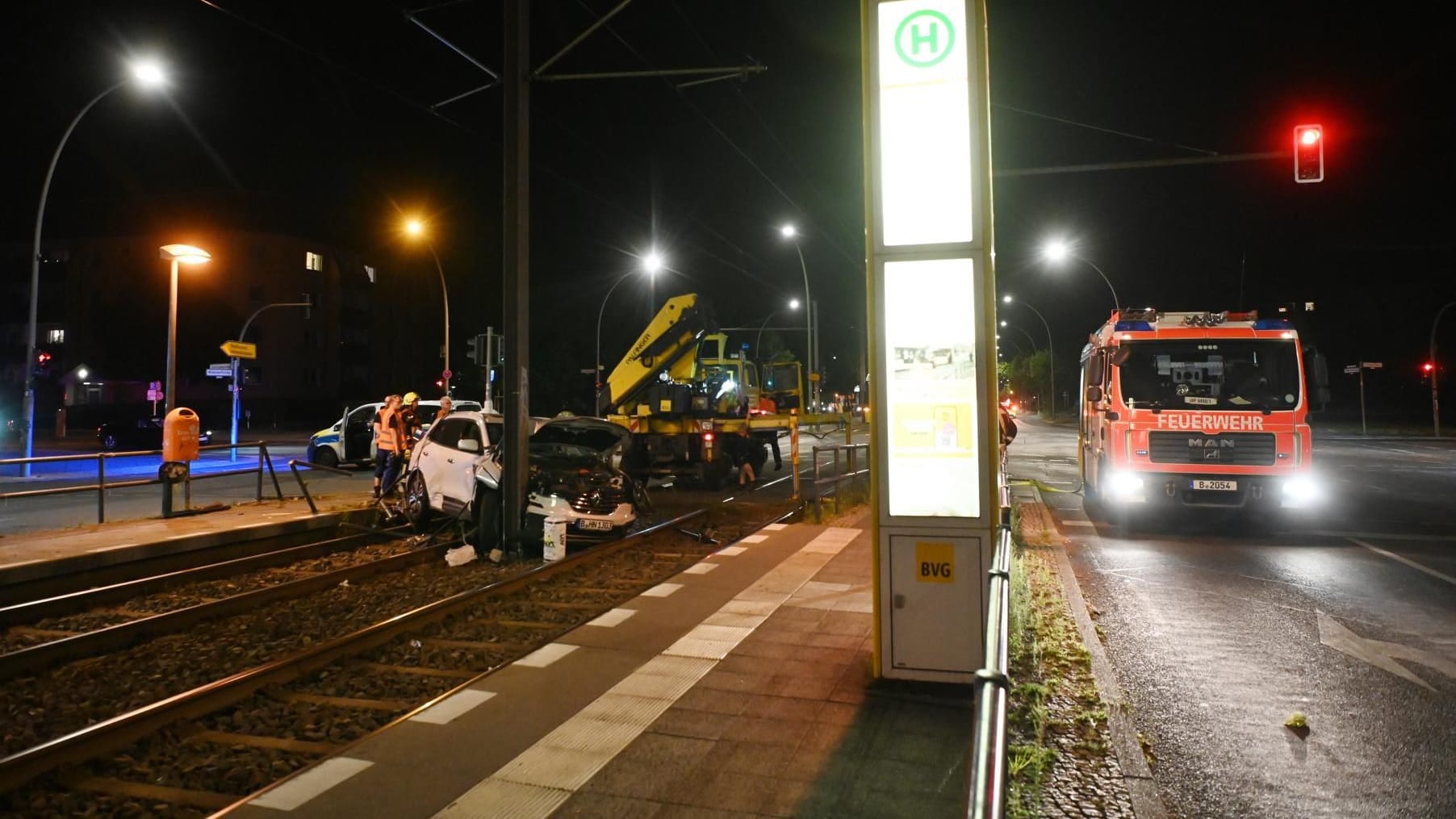 Ein Autofahrer kracht in den Wagen einer Frau. Anstatt Hilfe zu leisten, gibt er Gas und fährt davon.