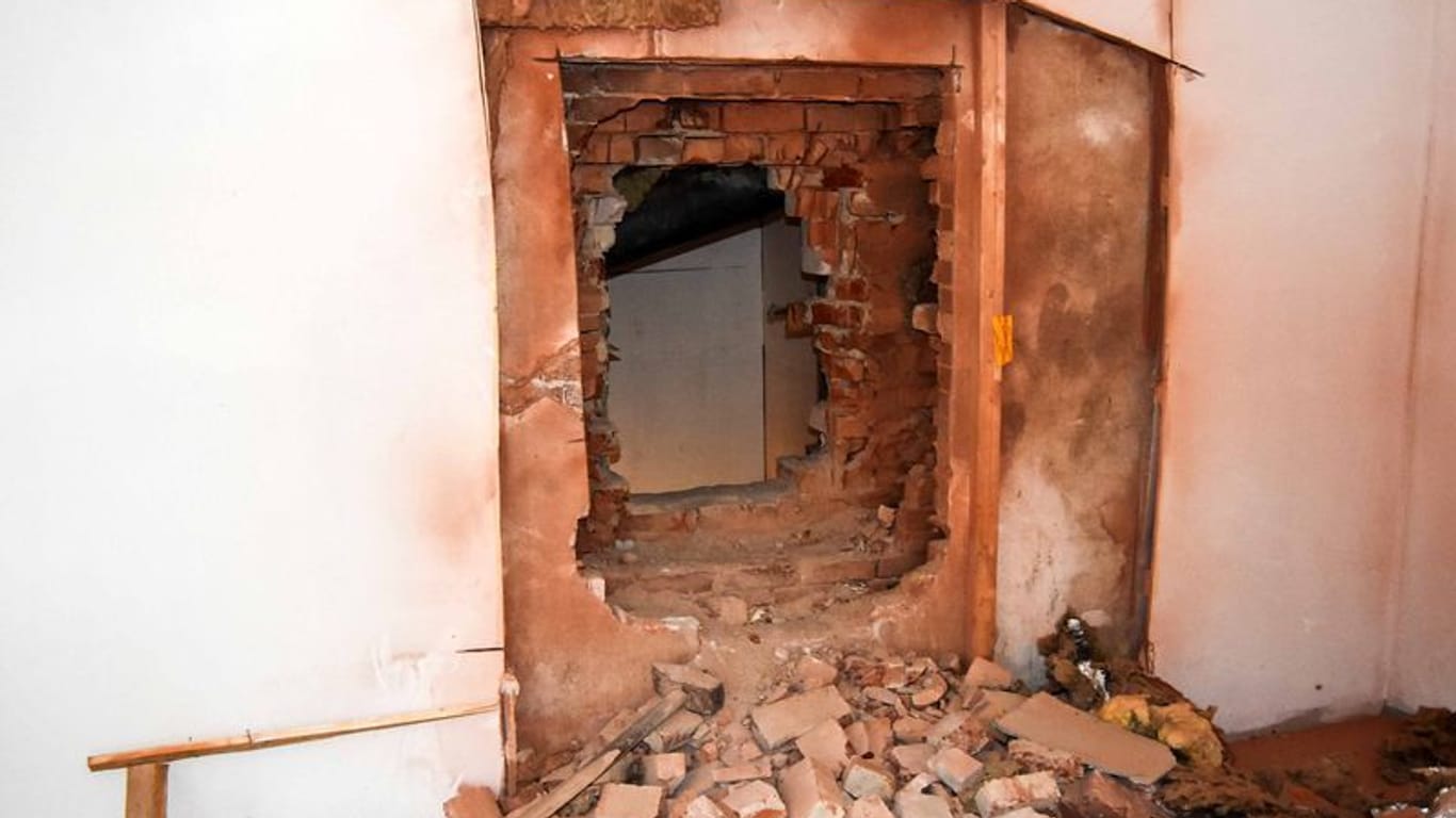 Durch ein großes Loch in der Wand gelangten Einbrecher in eine Wohnung in Bremerhaven.