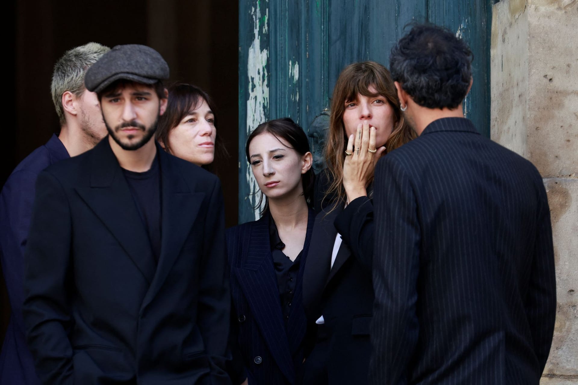 Charlotte Gainsbourg und Lou Doillon mit Ben Attal, Alice Attal und Roman de Kermadec