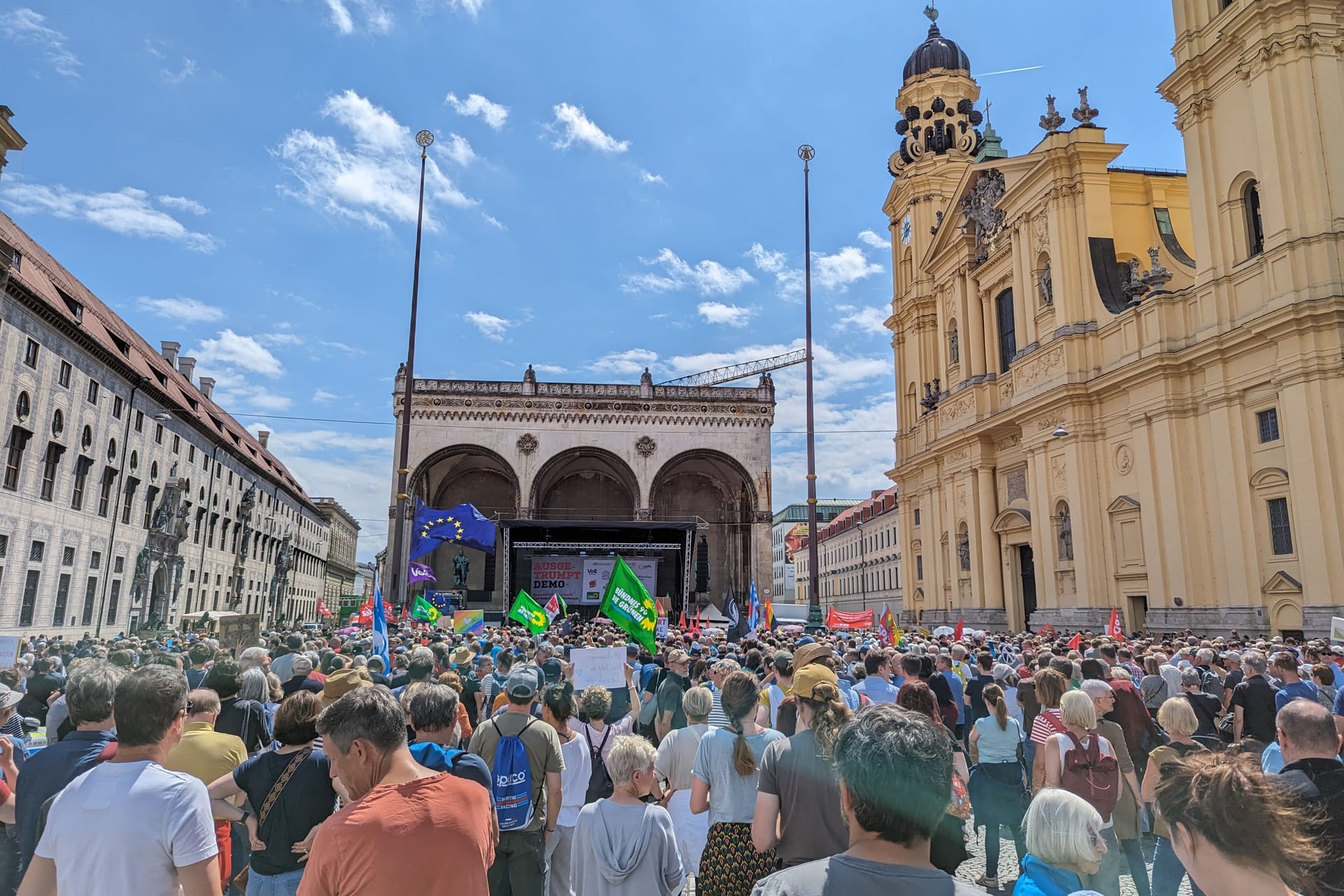 Etwa 8000 Menschen sind auf dem Odeonsplatz versammelt. Ein "Bündnis der Vernünftigen" hatte hier zur Kundgebung aufgerufen.