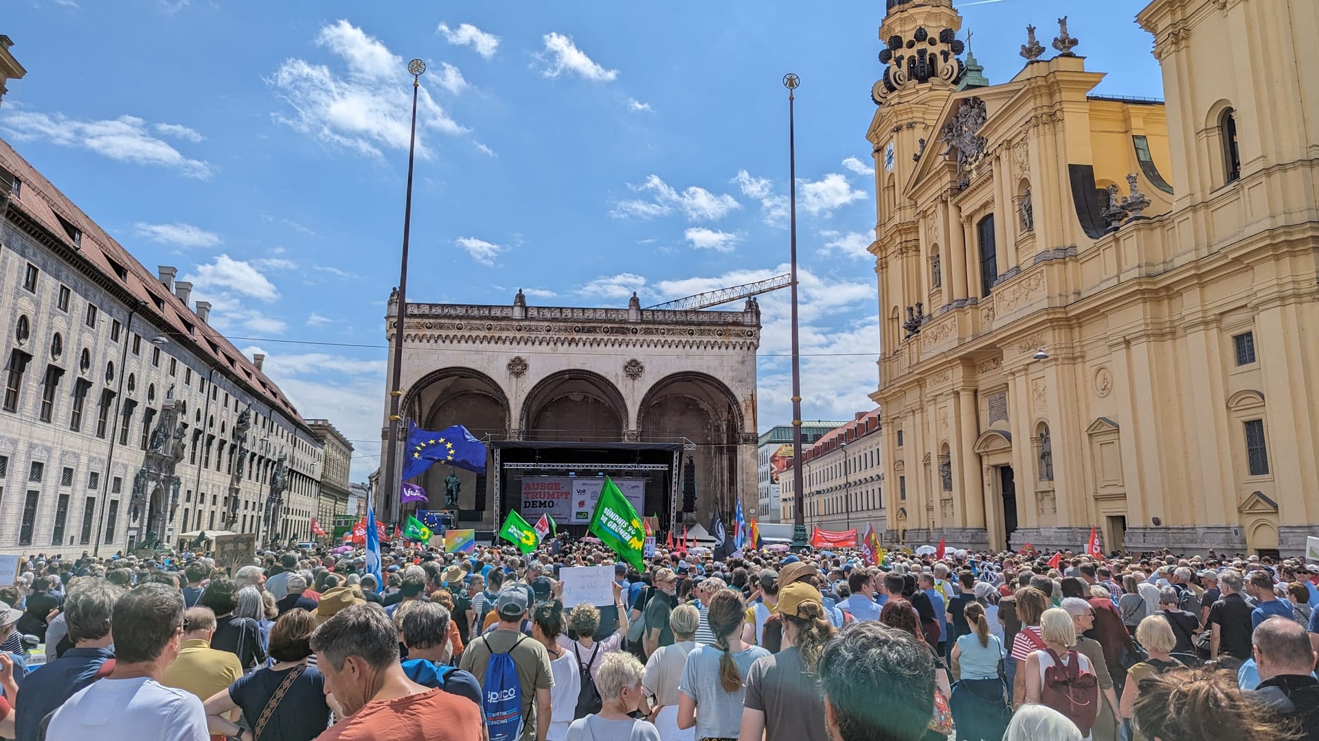 Etwa 8000 Menschen sind auf dem Odeonsplatz versammelt. Ein "Bündnis der Vernünftigen" hatte hier zur Kundgebung aufgerufen.