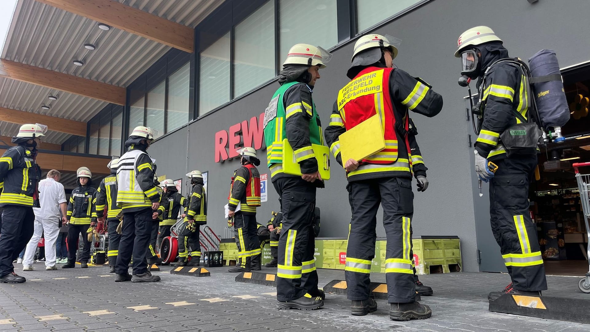 Substanz strömt in Supermarkt aus Substanz strömt in Supermarkt aus