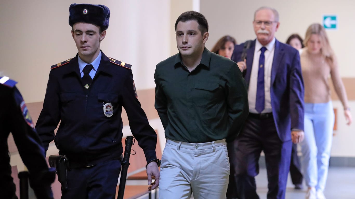 Unter offenbar fabrizierten Vorwürfen zu neun Jahren Lagerhaft verurteilt: Trevor Reed (M.) bei seinem Prozess in Moskau im Jahr 2020.