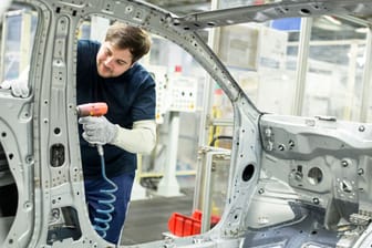 Viele Industrieunternehmen verlagern ihre Produktion immer mehr ins Ausland (Symbolbild): Der Produktionsstandort Deutschland steht zunehmend in Frage.