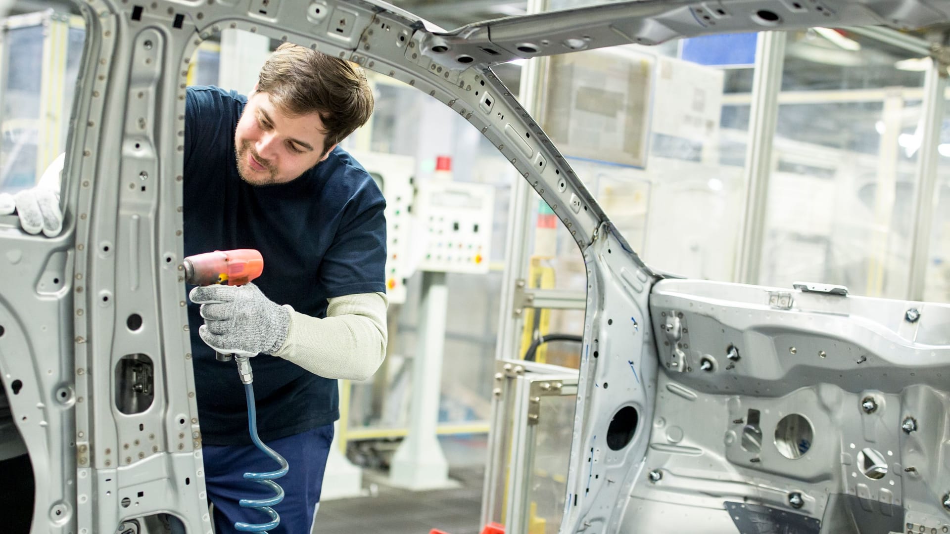 Viele Industrieunternehmen verlagern ihre Produktion immer mehr ins Ausland (Symbolbild): Der Produktionsstandort Deutschland steht zunehmend in Frage.