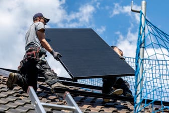 Handwerker installieren eine Solaranlage (Symbolbild): Ein Viertel der mittelständischen Unternehmen denken übers Aufgeben nach.
