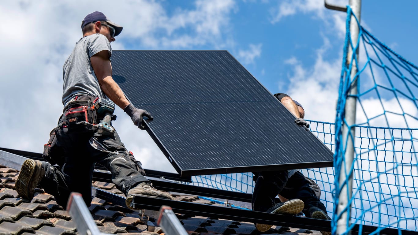 Handwerker installieren eine Solaranlage (Symbolbild): Ein Viertel der mittelständischen Unternehmen denken übers Aufgeben nach.