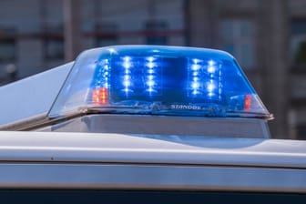 Blaulicht an einem Polizeiwagen: Die Behörde ermittelt gegen Anhänger von Hansa Rostock.