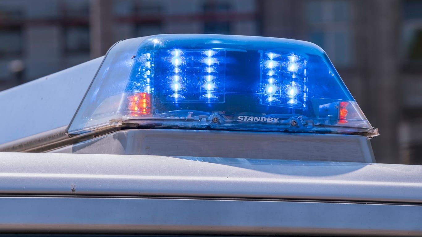 Blaulicht an einem Polizeiwagen: Die Behörde ermittelt gegen Anhänger von Hansa Rostock.
