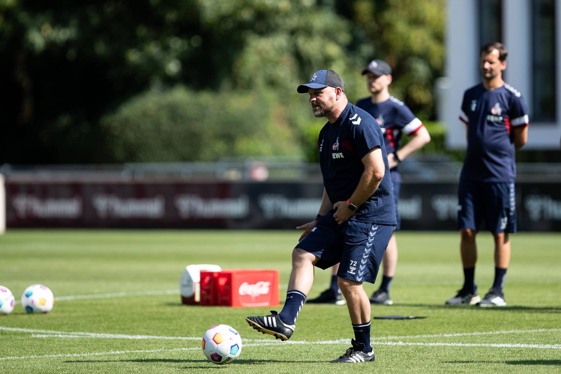 Trainingsgeländer des 1. FC Köln: Steffen Baumgart mit einem Ball beim Training seiner Mannschaft.