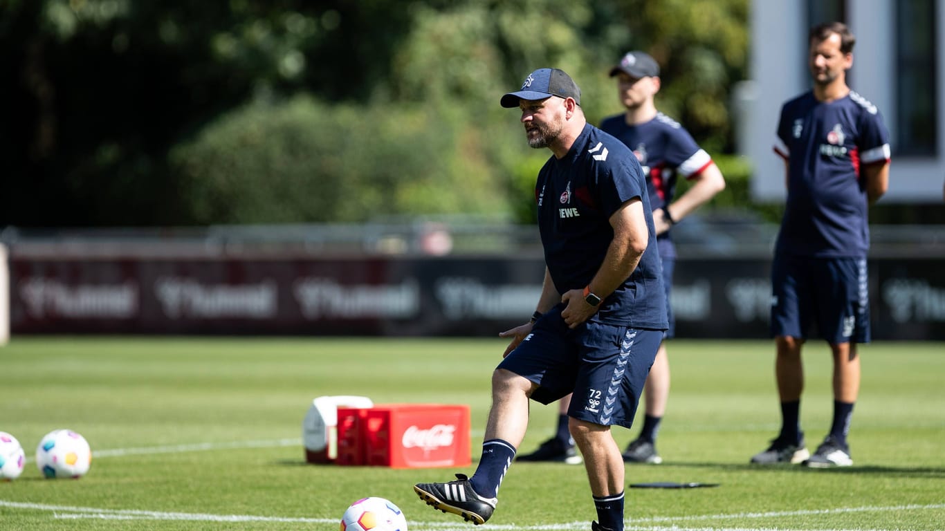 Trainingsgeländer des 1. FC Köln: Steffen Baumgart mit einem Ball beim Training seiner Mannschaft.