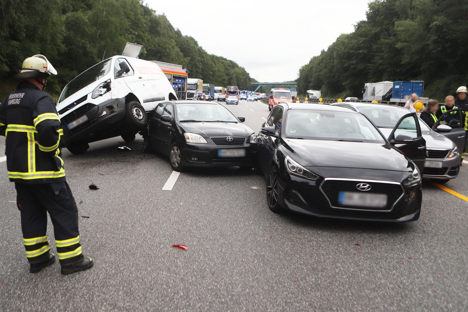 Vier Autos sind auf der A7 ineinander gekracht: Es kommt zu langen Staus.