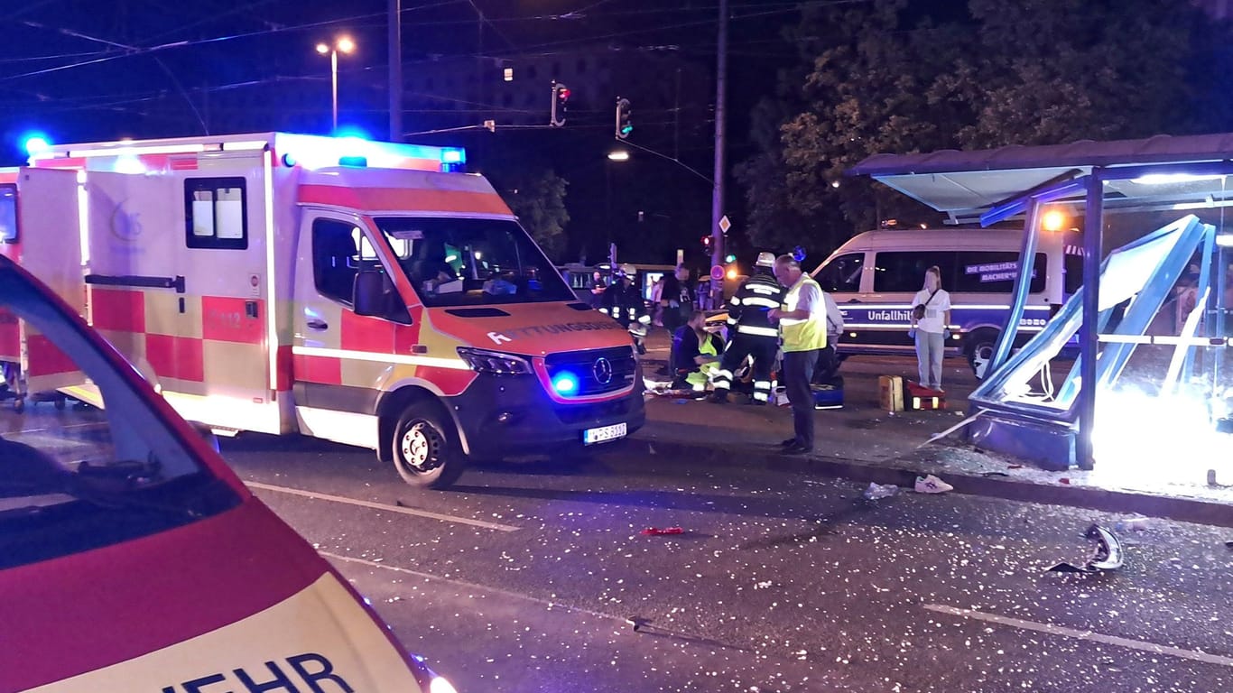Rettungskräfte an der Tramhaltestelle Leonrodplatz: Dort wurde ein 18-Jähriger von einem Auto erfasst und tödlich verletzt.