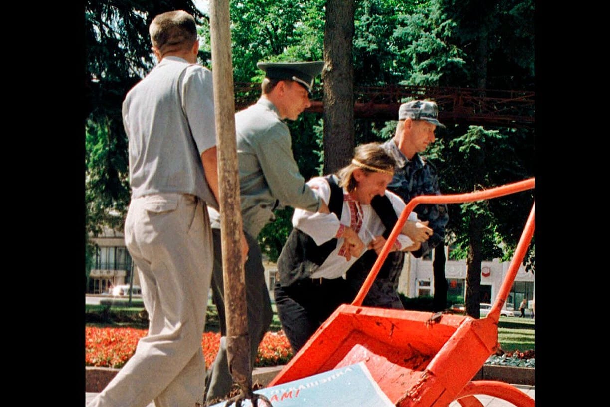 Sicherheitsbeamte nehmen Ales Puschkin fest: Er hatte eine mit Dung gefüllte Schubkarre vor dem Büro des belarussischen Präsidenten Lukaschenko abgeladen.