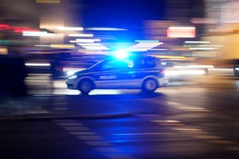 Ein Polizeiwagen in Berlin während einer Blaulichtfahrt zu einem Einsatz