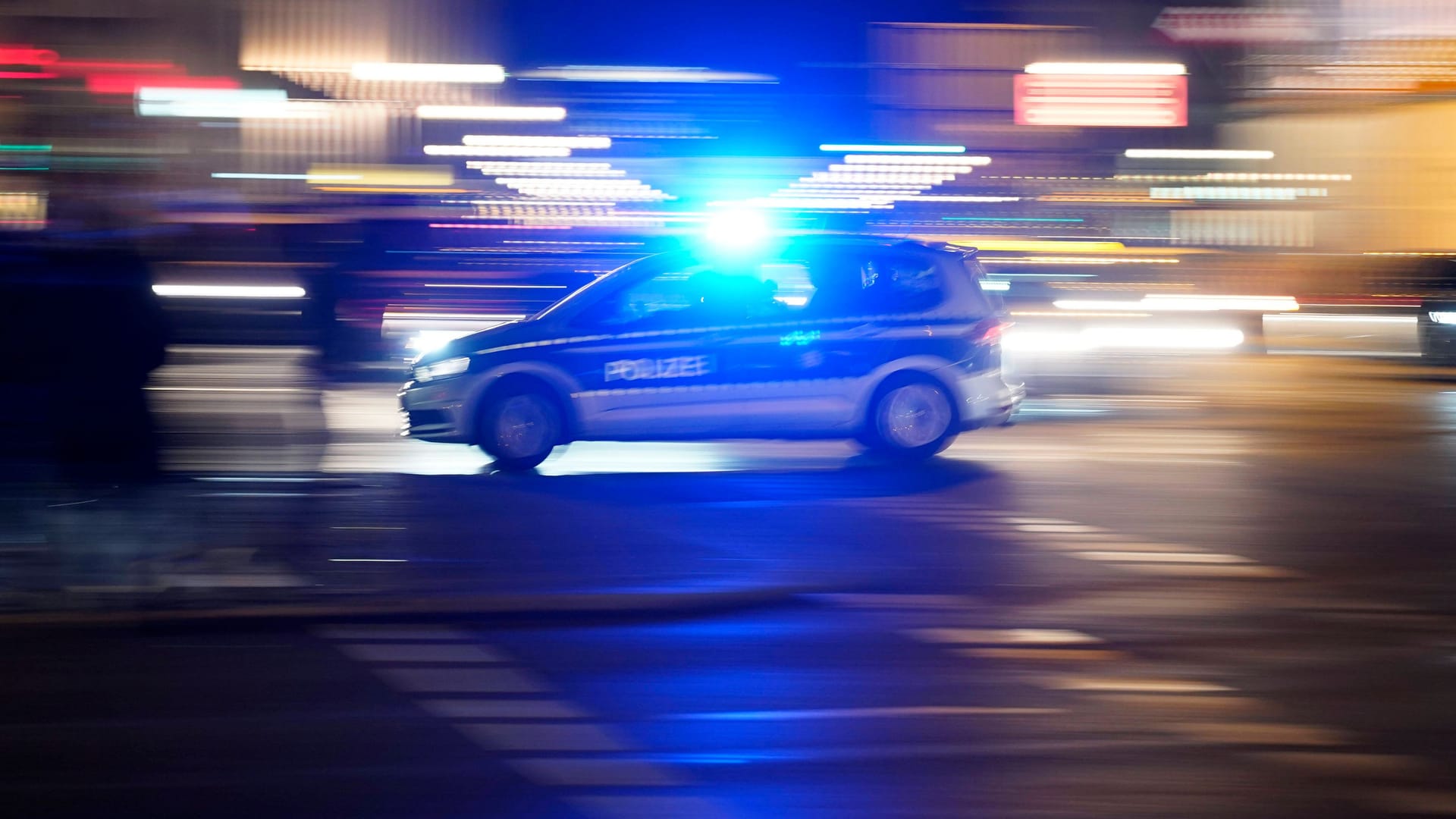 Ein Polizeiwagen in Berlin während einer Blaulichtfahrt zu einem Einsatz Ein Polizeiwagen in Berlin während einer Blaulichtfahrt zu einem Einsatz