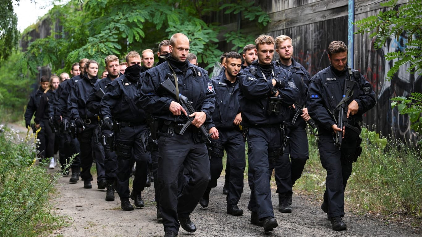 Polizisten in Kleinmachnow: Dutzende Einsatzkräfte suchten nach dem Tier.