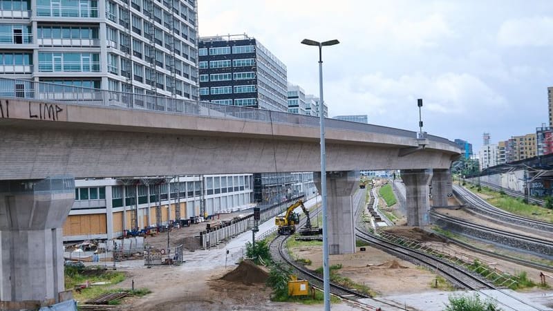 Zwischen den S-Bahn Linien Westhafen und Wedding führt die noch unbefahrene Brücke über den Nordhafen: Der Start der Verbindung wird sich voraussichtlich verzögern. Zwischen den S-Bahn Linien Westhafen und Wedding führt die noch unbefahrene Brücke über den Nordhafen: Der Start der Verbindung wird sich voraussichtlich verzögern.