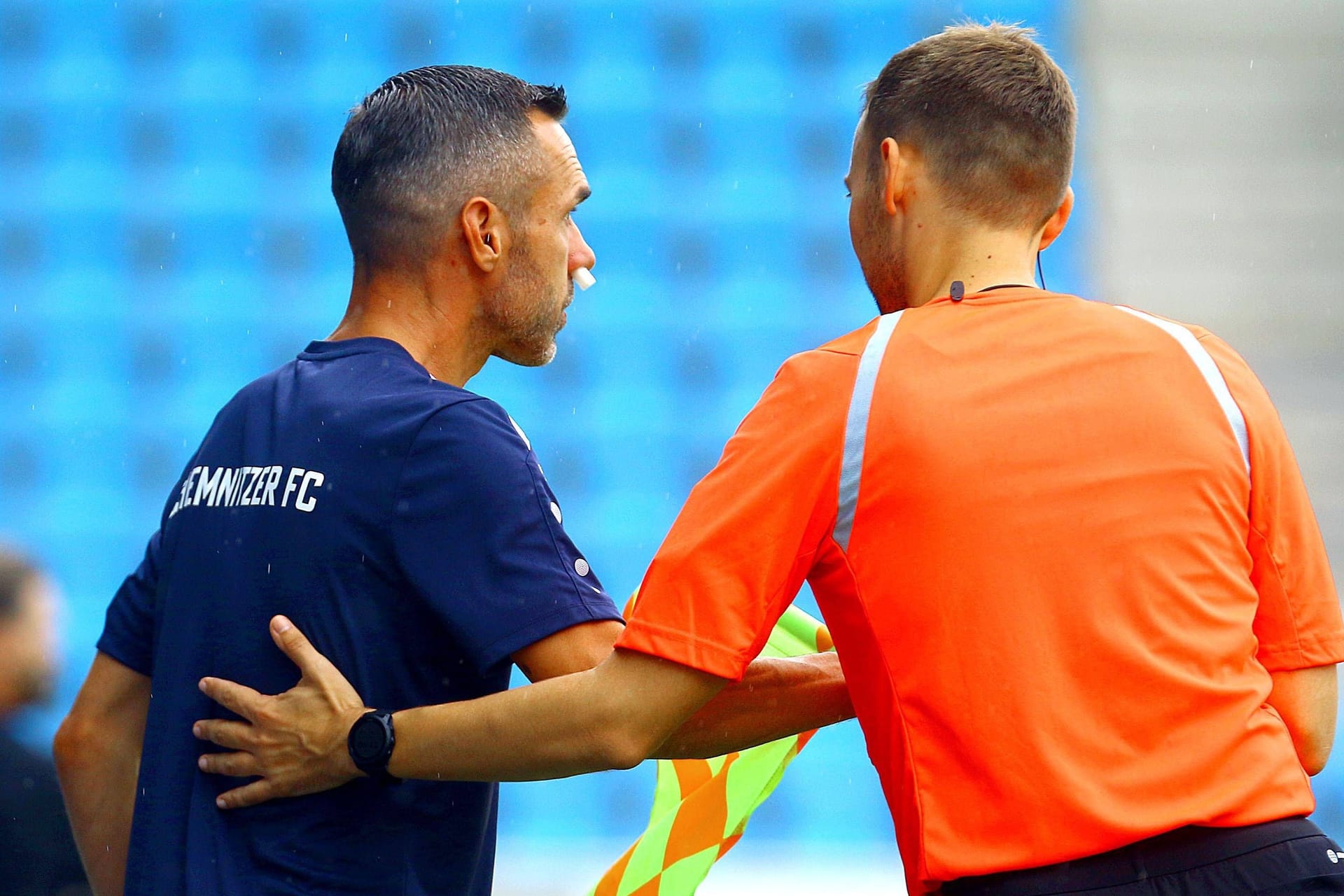 Christian Tiffert (links) mit dem Schiedsrichter-Assistenten: Bei einer Kollision trug der Trainer eine gebrochene Nase davon.