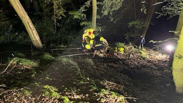 Rettung aus der Schlucht: Die nächtliche Aktion gestaltete sich als schwierig.