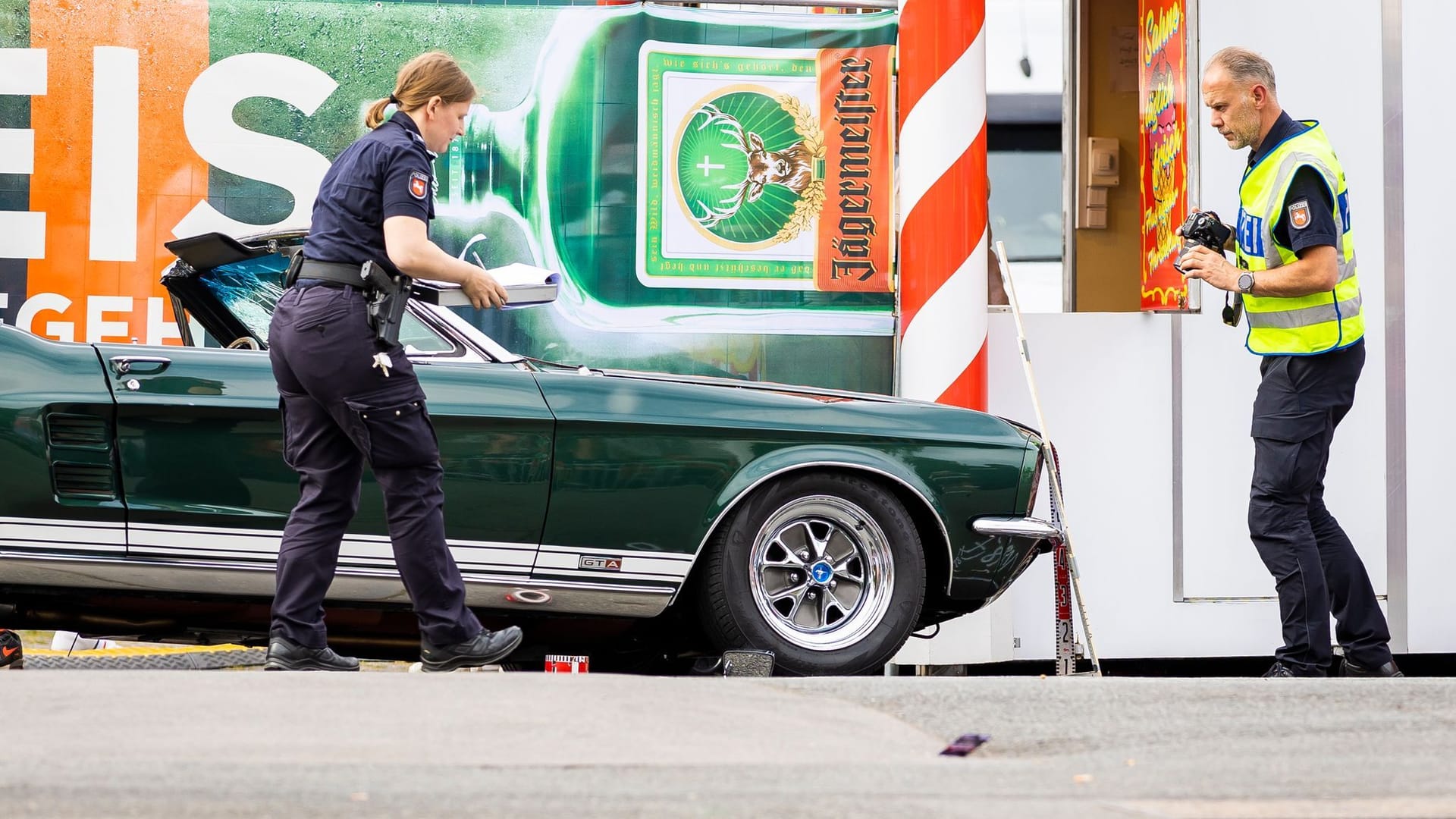 Auto erfasst bei Show Menschengruppe -Verletzte