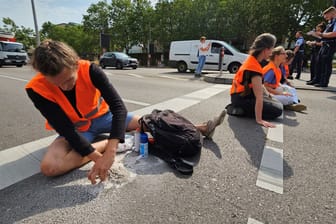 Klimagruppe Letzte Generation blockiert Stuttgarter Straßen