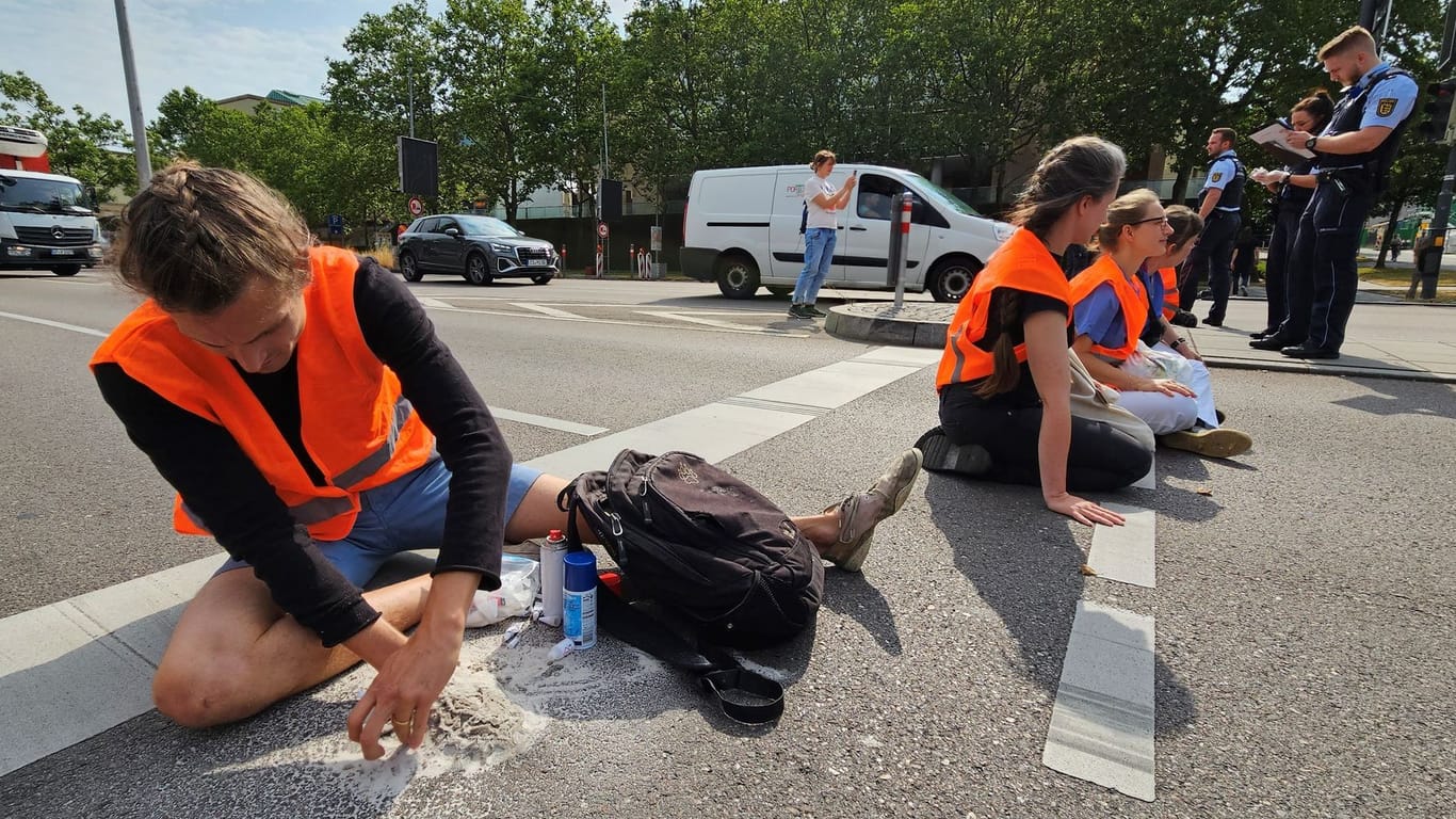 Klimagruppe Letzte Generation blockiert Stuttgarter Straßen