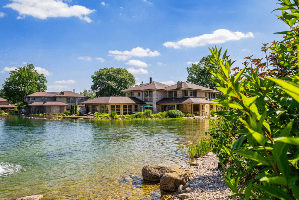 Mit Blick aufs Wasser: Diese Villa steht aktuell im Ressort "Spascher Sand" zum Verkauf.