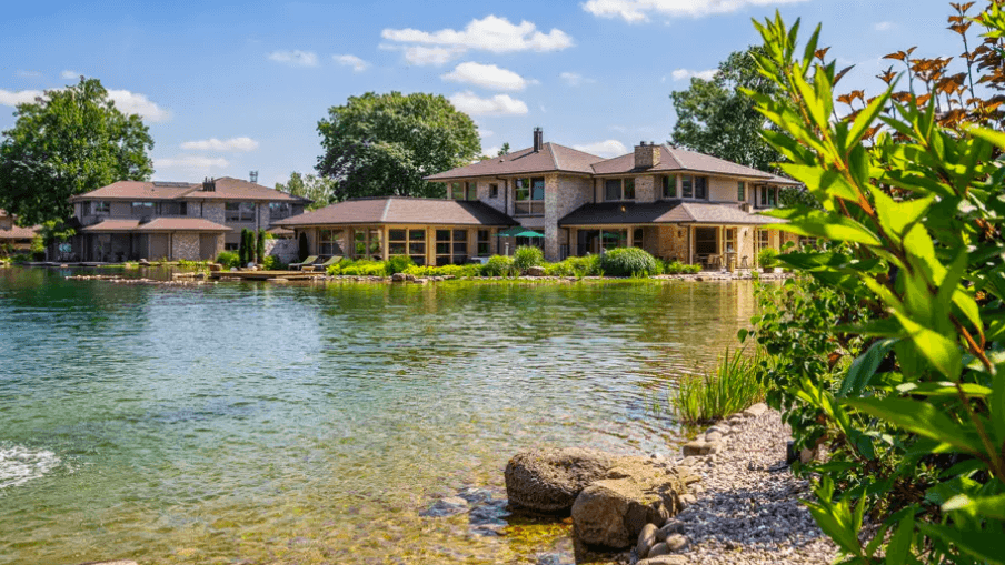 Mit Blick aufs Wasser: Diese Villa steht aktuell im Ressort "Spascher Sand" zum Verkauf.