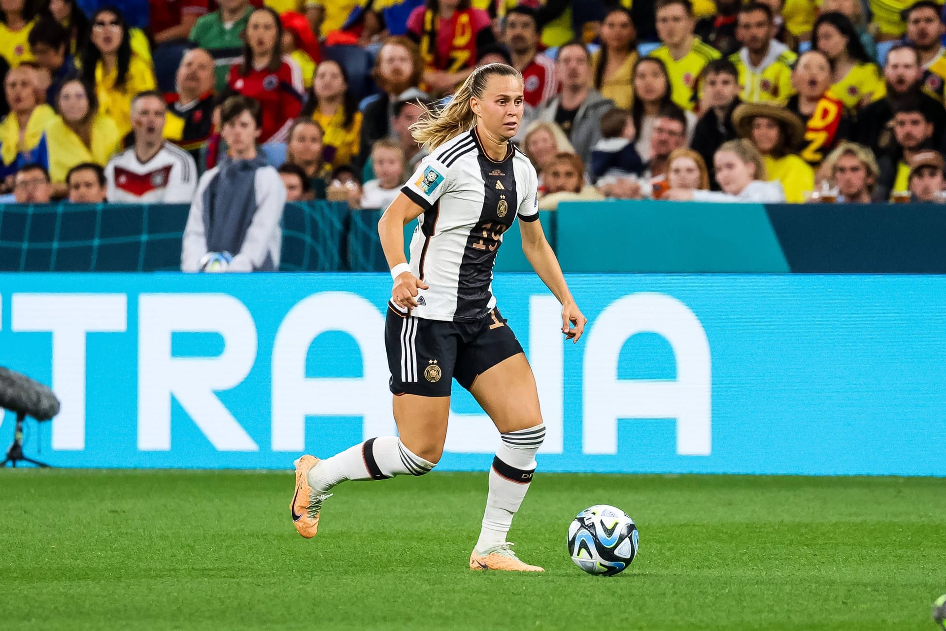 Klara Bühl (bis 76. Minute): Die Münchnerin fand nur schwer ins Spiel. Stark, wie sie nach Ballverlust zurück sprintete und sich die Kugel wieder eroberte (33. Minute). Manchmal einen Tick zu verspielt und ungenau (36.). Konnte ihre Stärken kaum ausspielen. Note 3