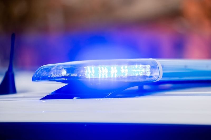 Das Blaulicht eines Polizeifahrzeuges leuchtet (Symbolbild): Am Montagmorgen sind in Dortmund zwei Autos zusammengestoßen.