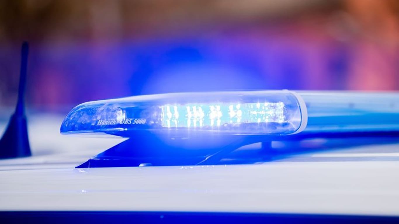 Das Blaulicht eines Polizeifahrzeuges leuchtet (Symbolbild): Am Montagmorgen sind in Dortmund zwei Autos zusammengestoßen.
