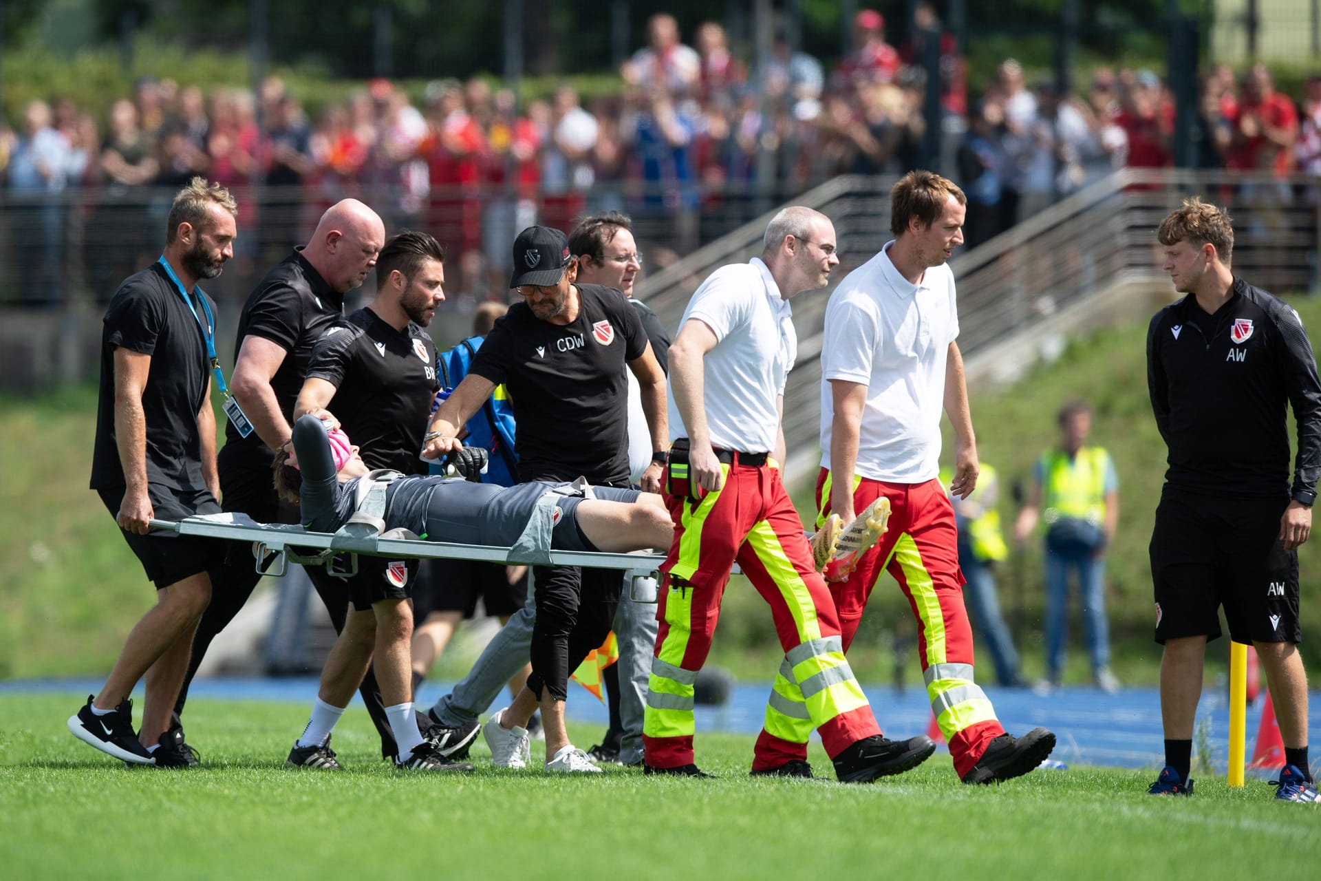 Nach dem Zusammenprall mit einem Gegenspieler muss der Torhüter von Energie Cottbus, Elias Bethke, mit einer Trage vom Spielfeld gebracht werden